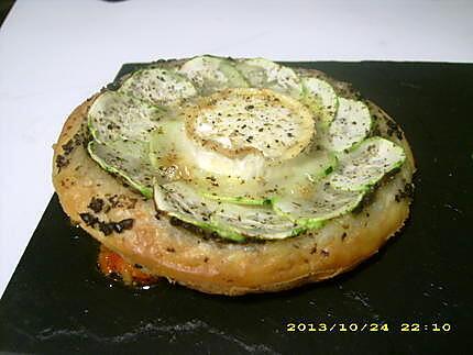 recette tartelettes à la tapenade, courgette et rondelle de chèvre sur son lit de poivrons grillés