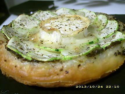 recette tartelettes à la tapenade, courgette et rondelle de chèvre sur son lit de poivrons grillés