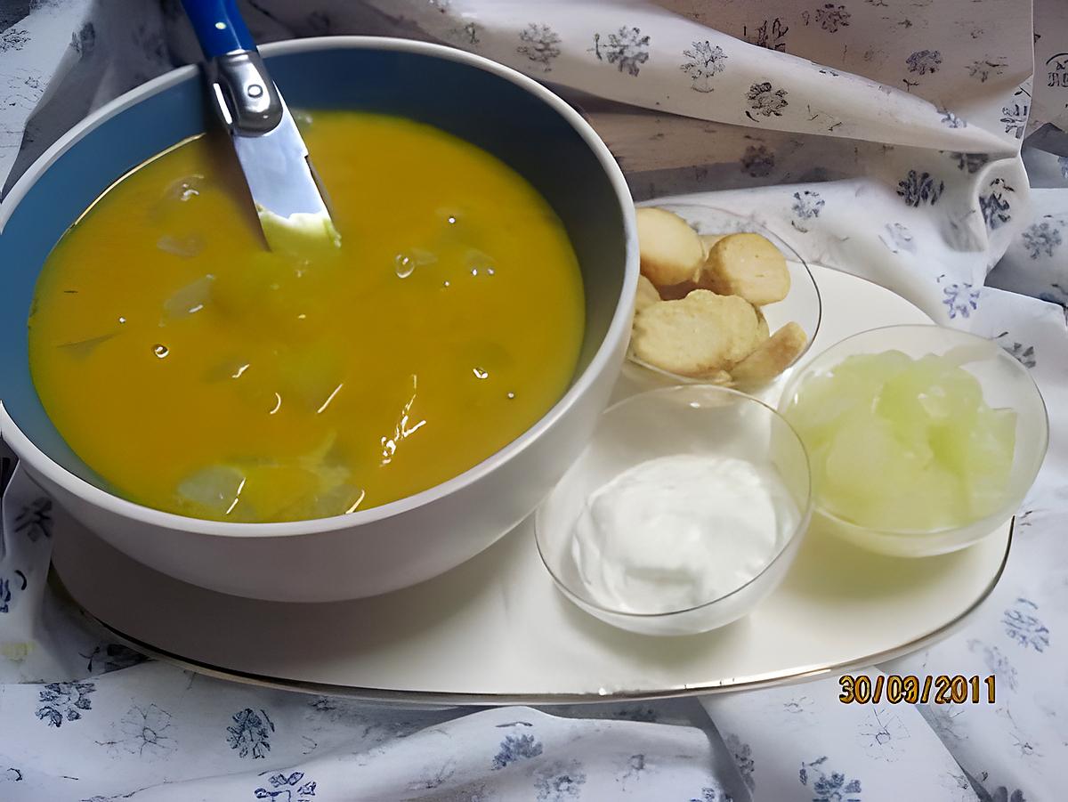 recette soupe de potiron aux cubes de pâtisson blanc.