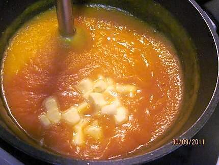 recette soupe de potiron aux cubes de pâtisson blanc.