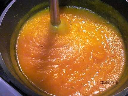 recette soupe de potiron aux cubes de pâtisson blanc.