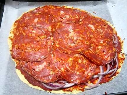 recette pizza au chorizo et lardons fumés.