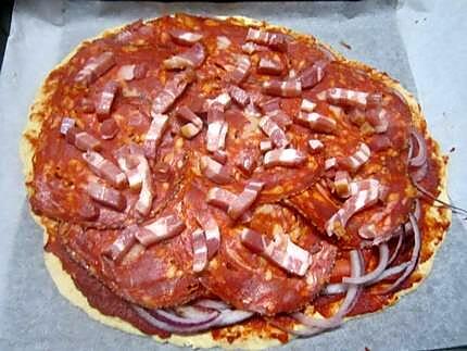 recette pizza au chorizo et lardons fumés.