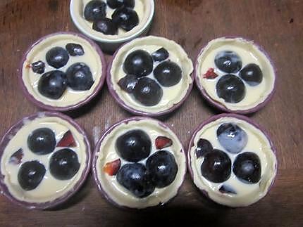 recette Tartelettes aux prunes rouges sur une crème.