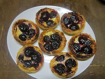 recette Tartelettes aux prunes rouges sur une crème.