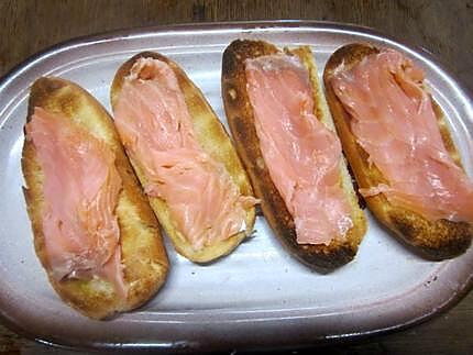 recette Petits pains de saumon aux oeufs sur le plat.