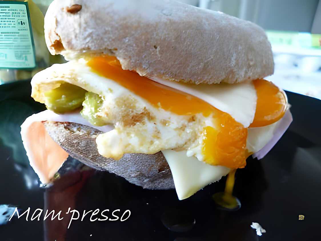 Sandwich au jambon, fromage et oeuf