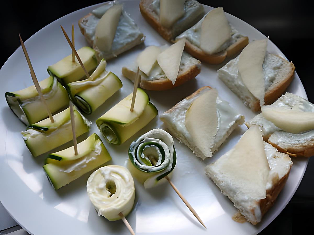 recette canapés : crème de roquefort / poire , roulés de courgette au boursin