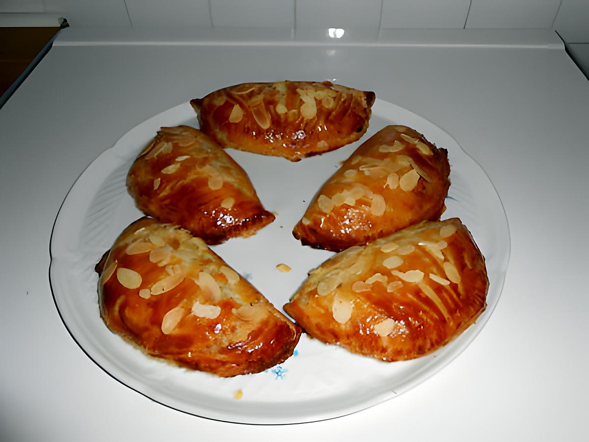 recette Petits chaussons de rois, bananes , pépites de chocolat et crème d'amande.