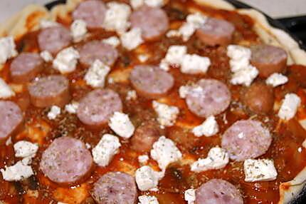 recette pizzas apirivrais/saucisses Montbéliard, boursin ail et fines herbes/saucisses Montbéliard