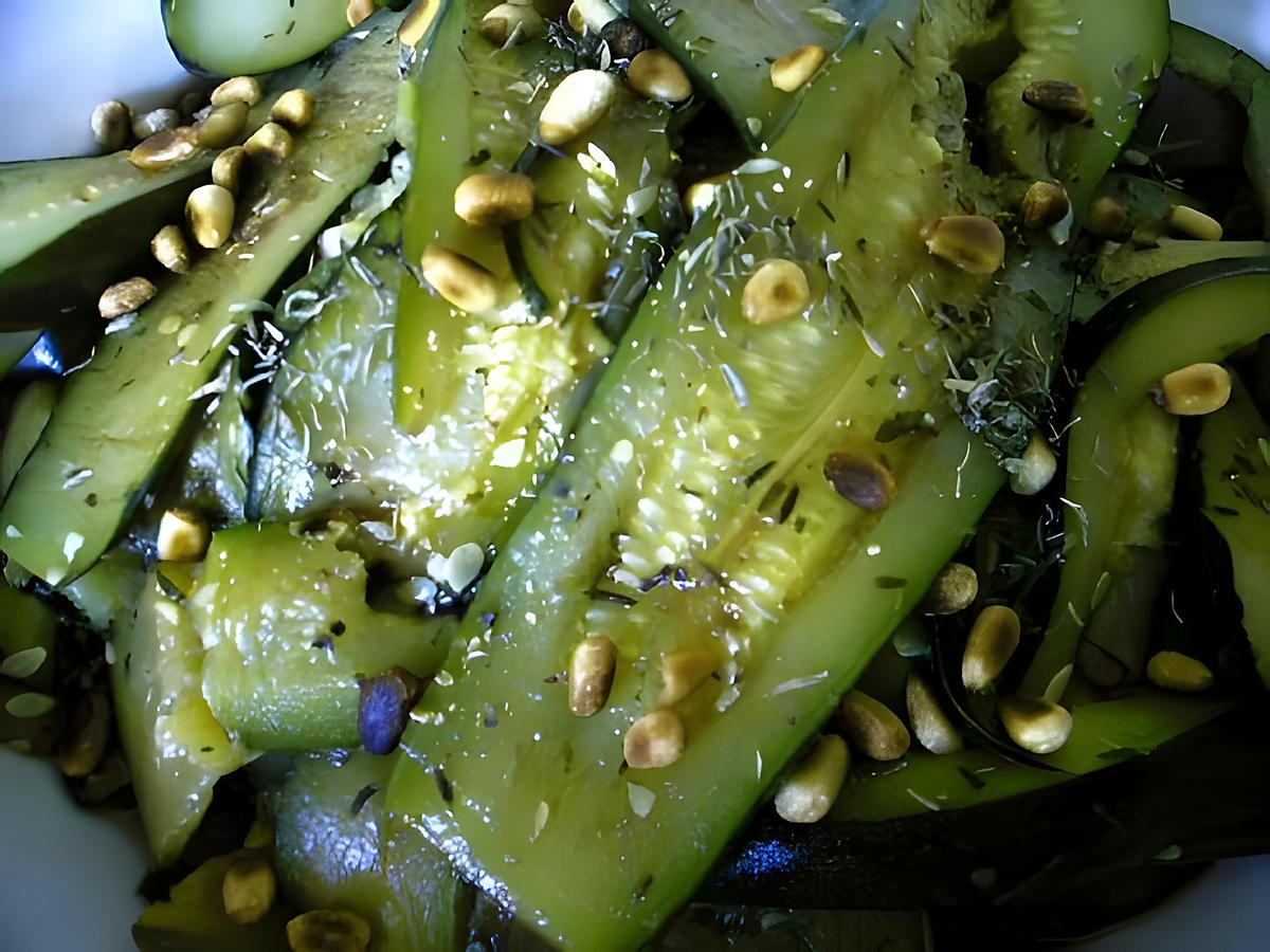 recette Salade de courgettes au thym et aux pignons grillés
