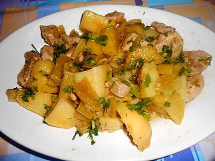 recette SPEZZATINI  DI   MAIALE  SEDANO   E  PATATE (sauté de porc céleri et pommes de terre)