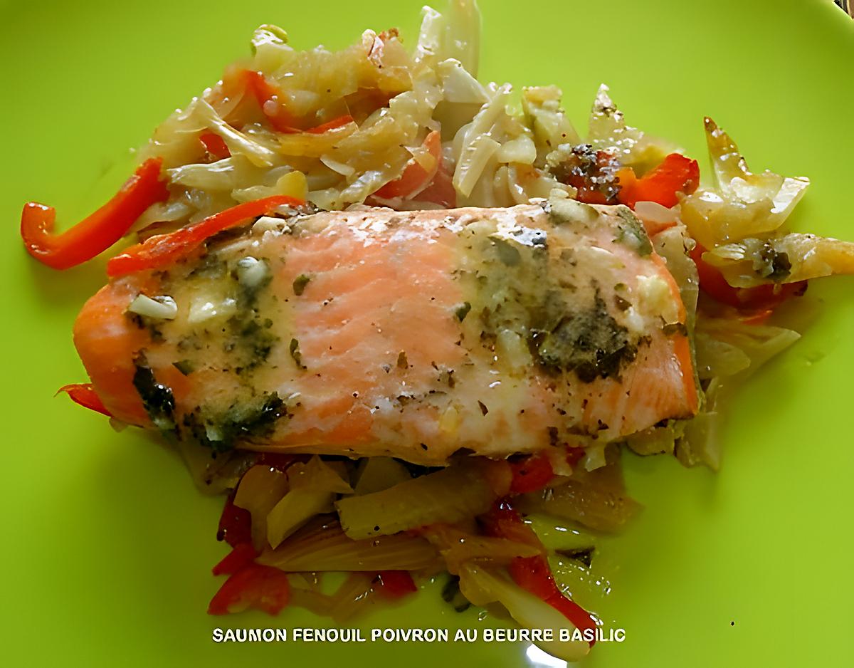 recette SAUMON FENOUIL POIVRONS AU BEURRE BASILIC