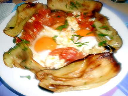 recette OEUFS  AU PLAT  AIL TOMATES ET AUBERGINES FRITES