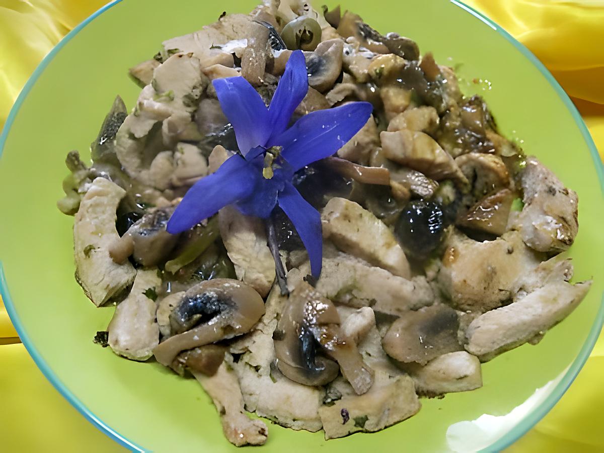 recette Emincé de poulet aux champignons et olives noires et vertes.