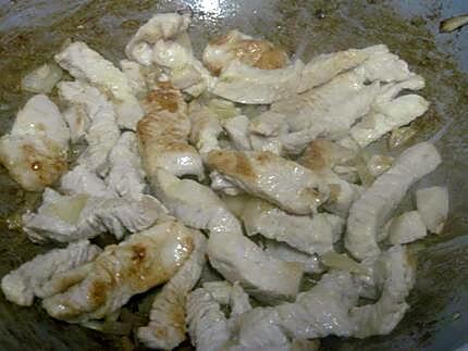 recette Emincé de poulet aux champignons et olives noires et vertes.