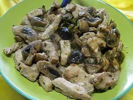 recette Emincé de poulet aux champignons et olives noires et vertes.