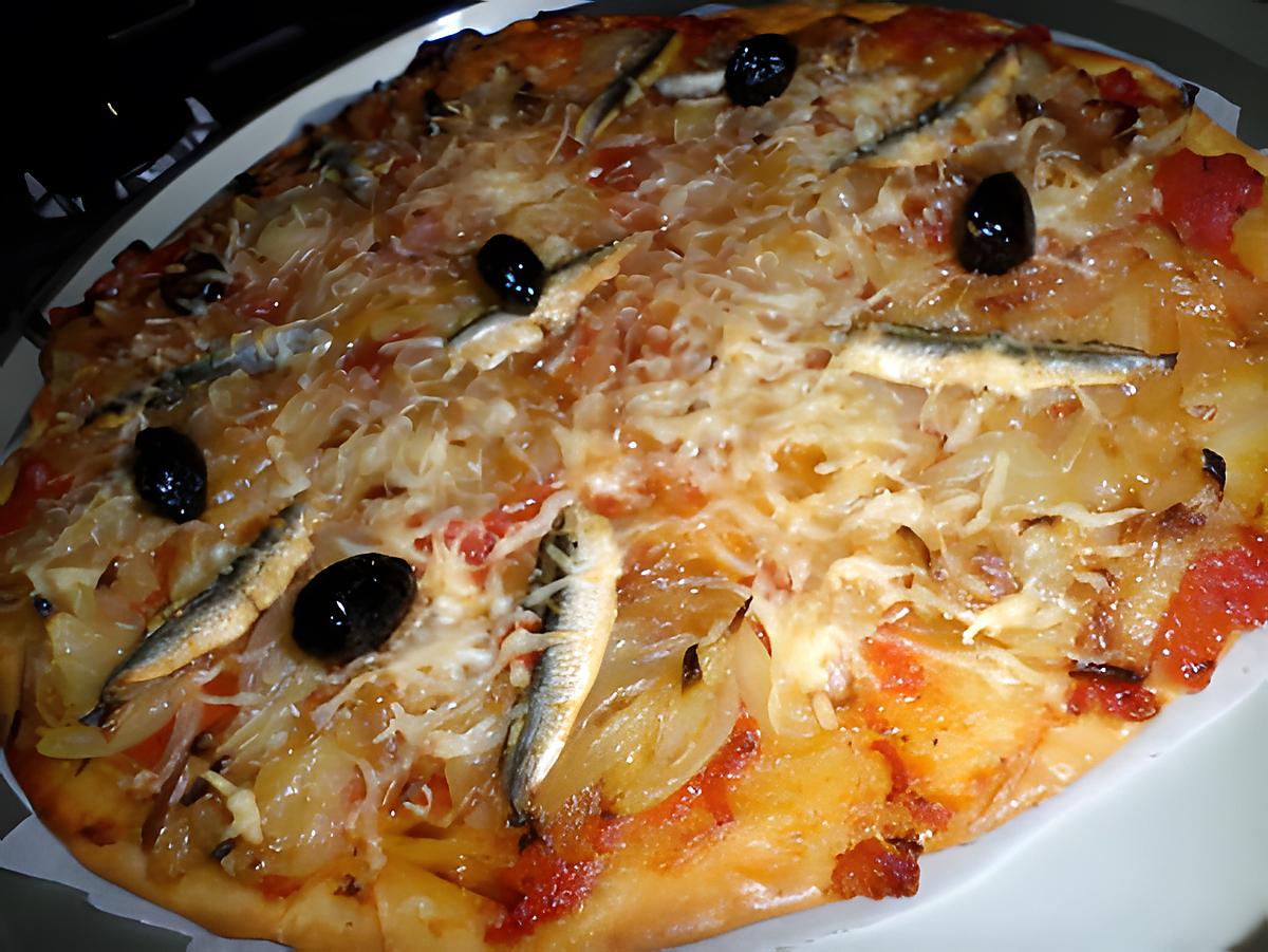 recette Pizza aux tomates oignons et anchois