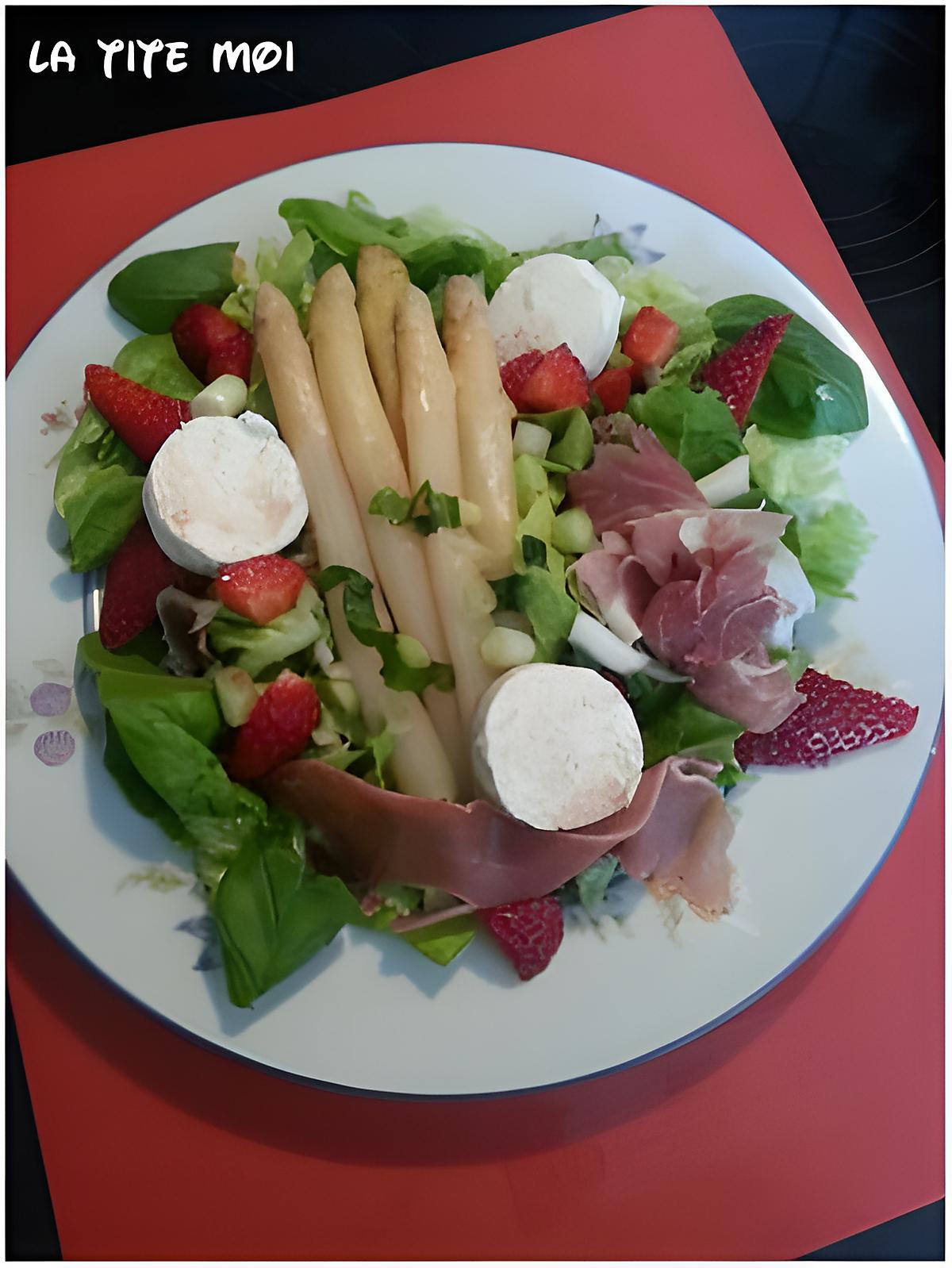recette SALADE PRINTANIÈRE aux asperges, jambon de ferme, fromage de chèvre et fraise