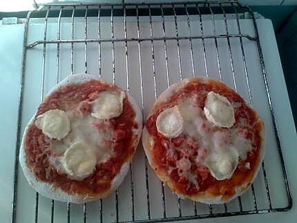 recette pizza bolognaise,chèvre,saucisse de Strasbourg,et fromage râpé