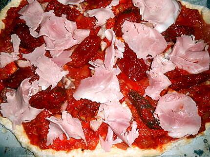 recette Pizza jambon,lardons,chorizo,mozarella