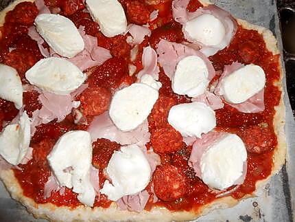 recette Pizza jambon,lardons,chorizo,mozarella