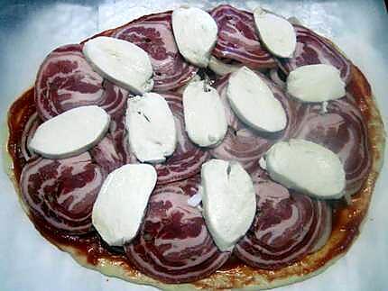 recette Pizza à la panchetta et mozzarella.