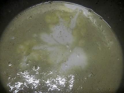 recette Tarte aux pêches jaune. blanche. avec une crème.