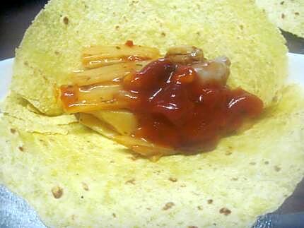 recette Tortillas de maïs garnis.saucisses.sauce tomates.