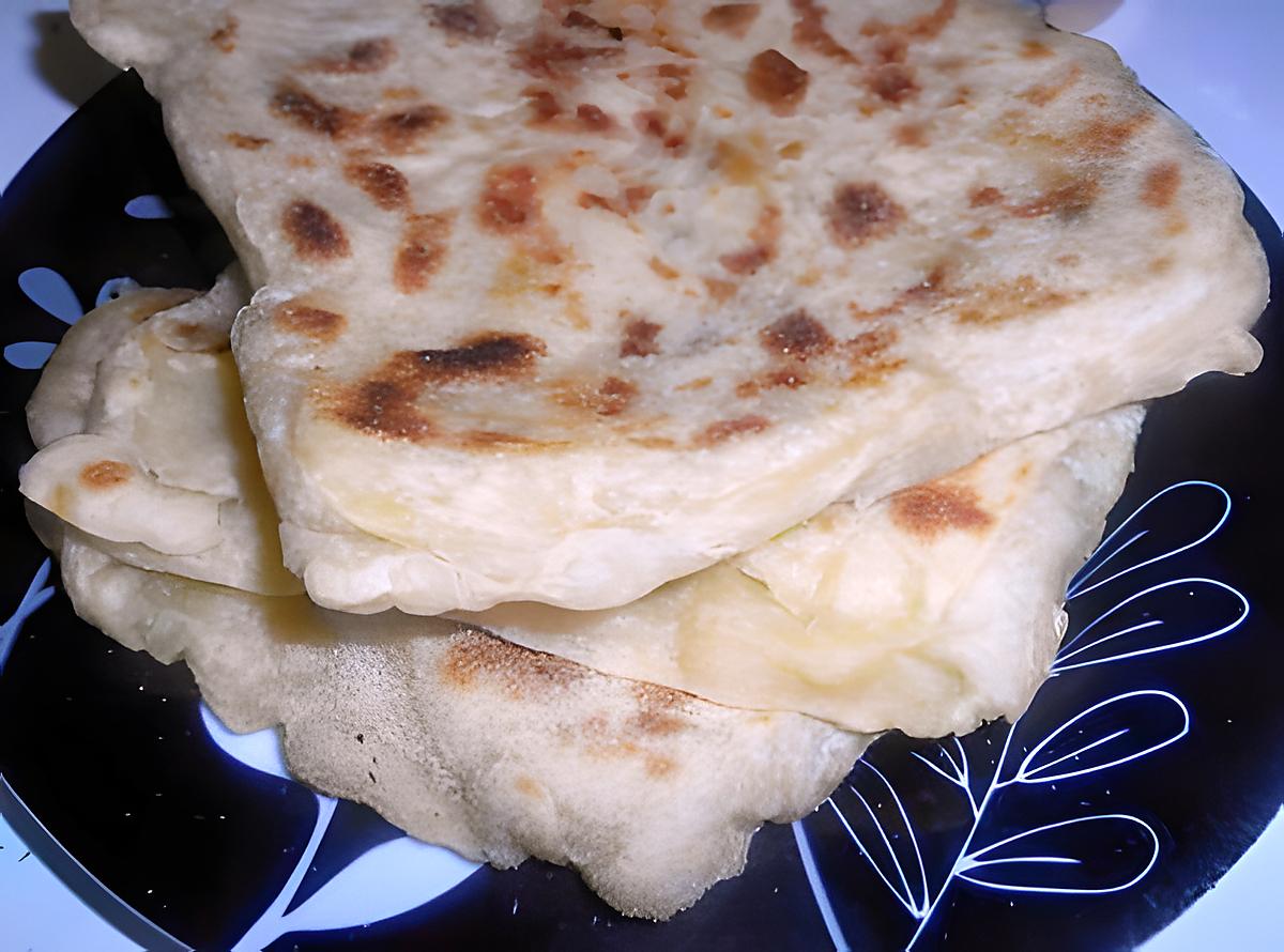recette Mhadjeb au fromage et fondu d'oignons nouveaux