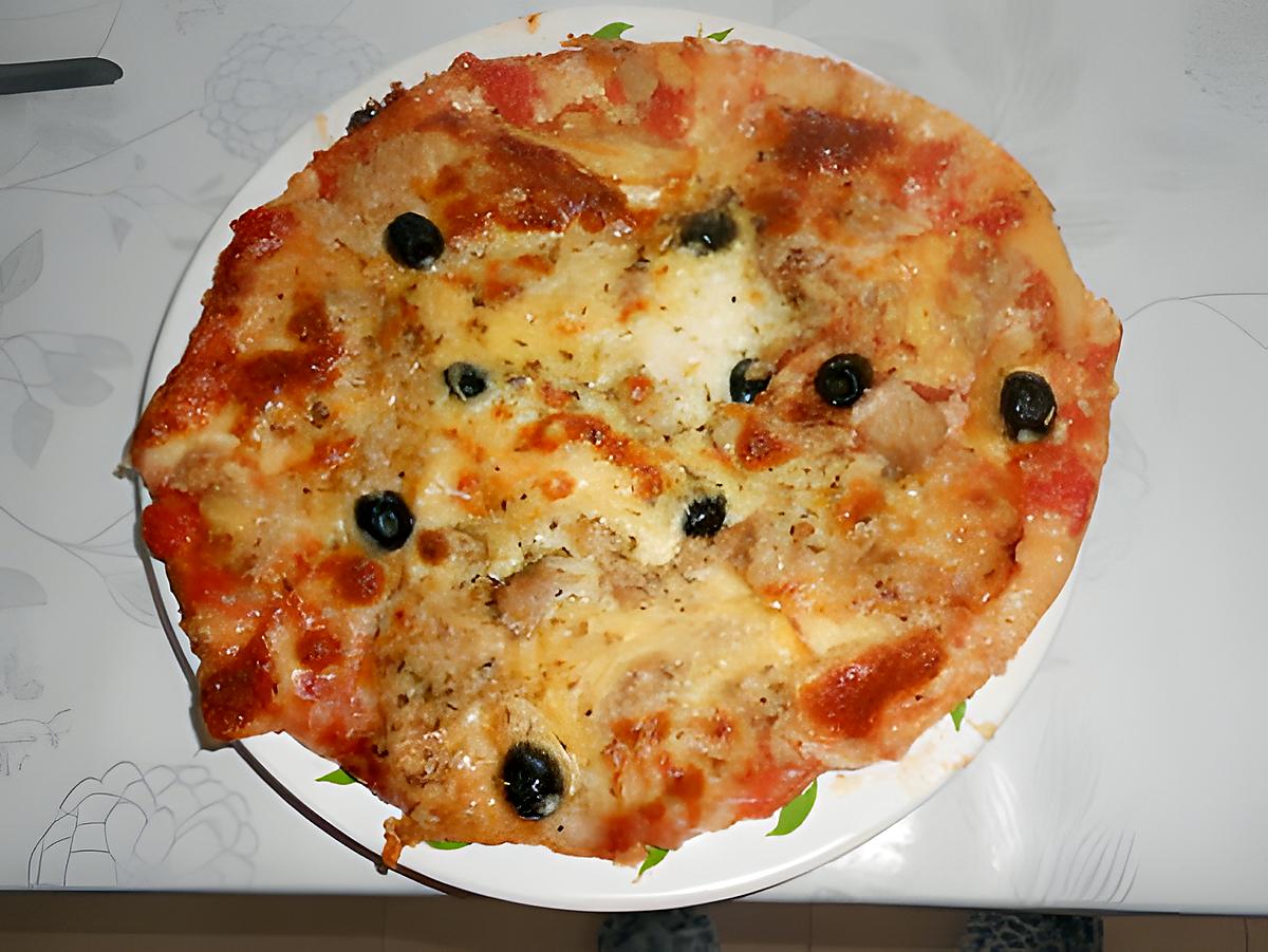 recette PIZZA  AU  THON  ET  FROMAGES  FONDANTS