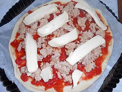 recette PIZZA  AU  THON  ET  FROMAGES  FONDANTS