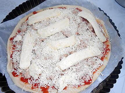 recette PIZZA  AU  THON  ET  FROMAGES  FONDANTS