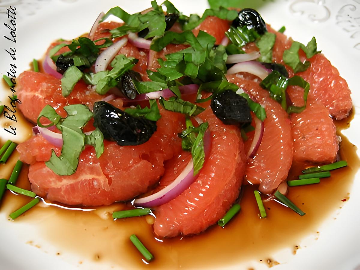 recette Salade de pamplemousse rose, oignon rouge et olives noires au basilic