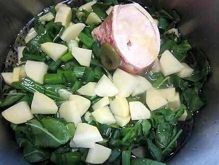 recette Soupe aux feuilles de blette et cives d'oignon.
