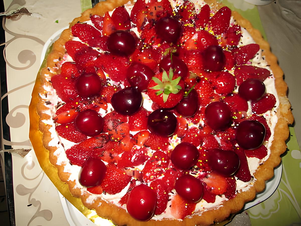 recette génoise    chantilly    fraises et cerises   sur une idée de mélayers et   mini dessert  creme  pistache idée  de jackie