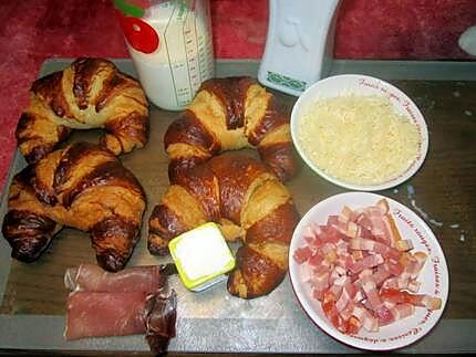 recette Croissants garnis. béchamel. lardons. jambon cru.