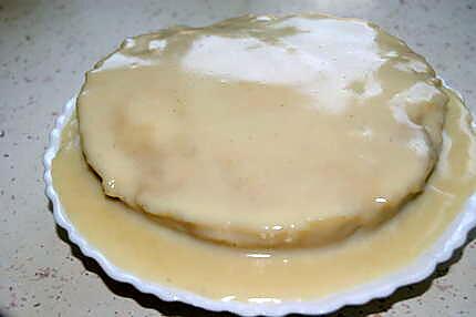 recette Gâteau aux brugnons à la crème et à la mousse au chocolat au micro-ondes.