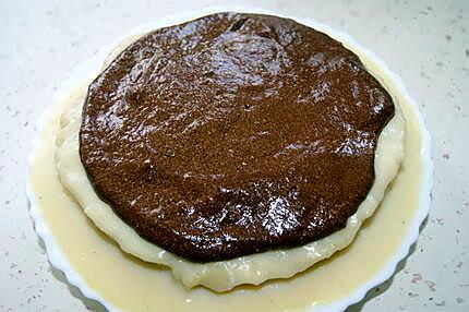 recette Gâteau aux brugnons à la crème et à la mousse au chocolat au micro-ondes.