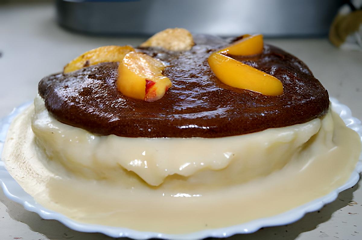 recette Gâteau aux brugnons à la crème et à la mousse au chocolat au micro-ondes.