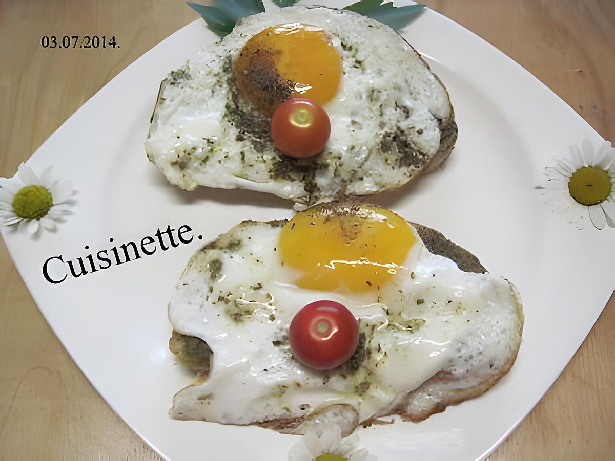 recette oeufs sur le plat sur une tranche de pain au pesto.