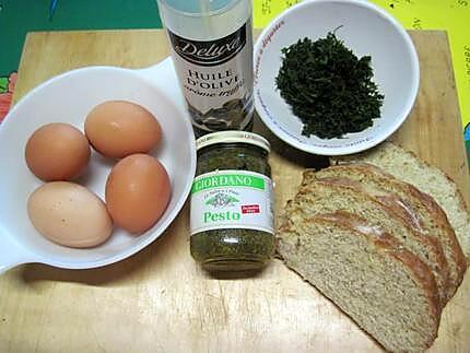 recette oeufs sur le plat sur une tranche de pain au pesto.