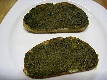 recette oeufs sur le plat sur une tranche de pain au pesto.