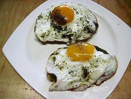 recette oeufs sur le plat sur une tranche de pain au pesto.