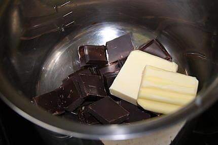 recette Fondant au chocolat, au coeur de caramel salé coulant et au coulis de framboise