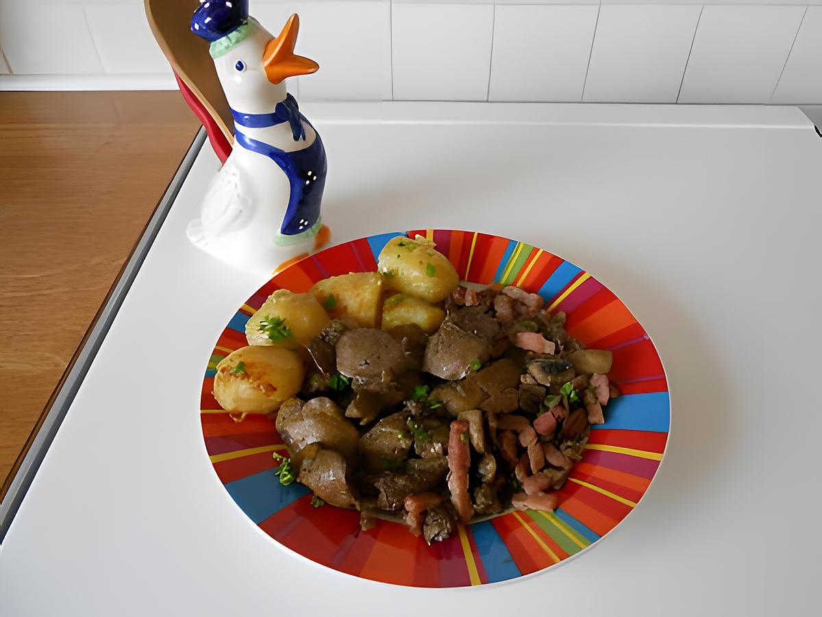 recette Fricassée de foies de volaille aux lardons et champignons.