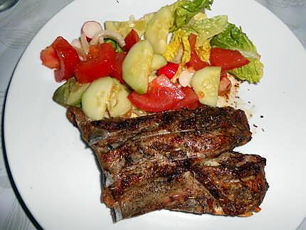 recette POITRINE D'AGNEAU GRILLEE AUX HERBES ET SAUCE TOMATE