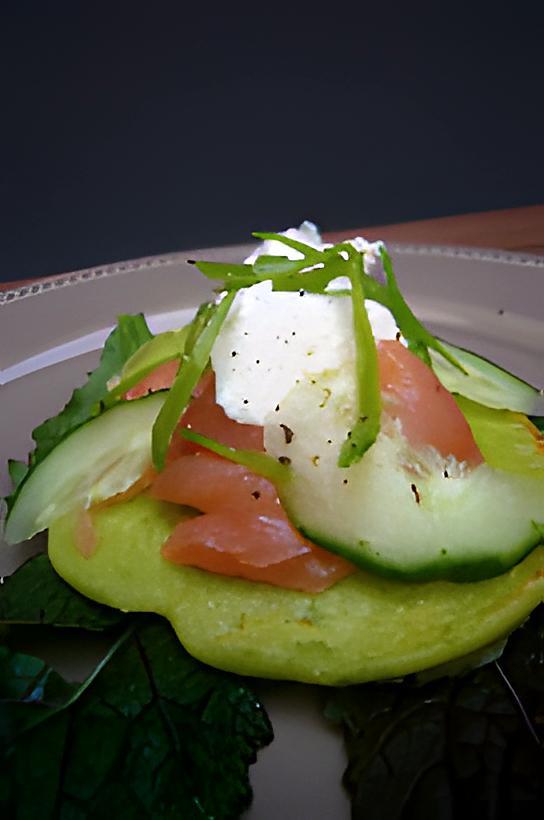 recette pancake de petits pois ; cosses marinées , saumon fumé et chèvre frais