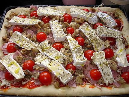 recette Pizza au jambon ,tomates cerises et camembert