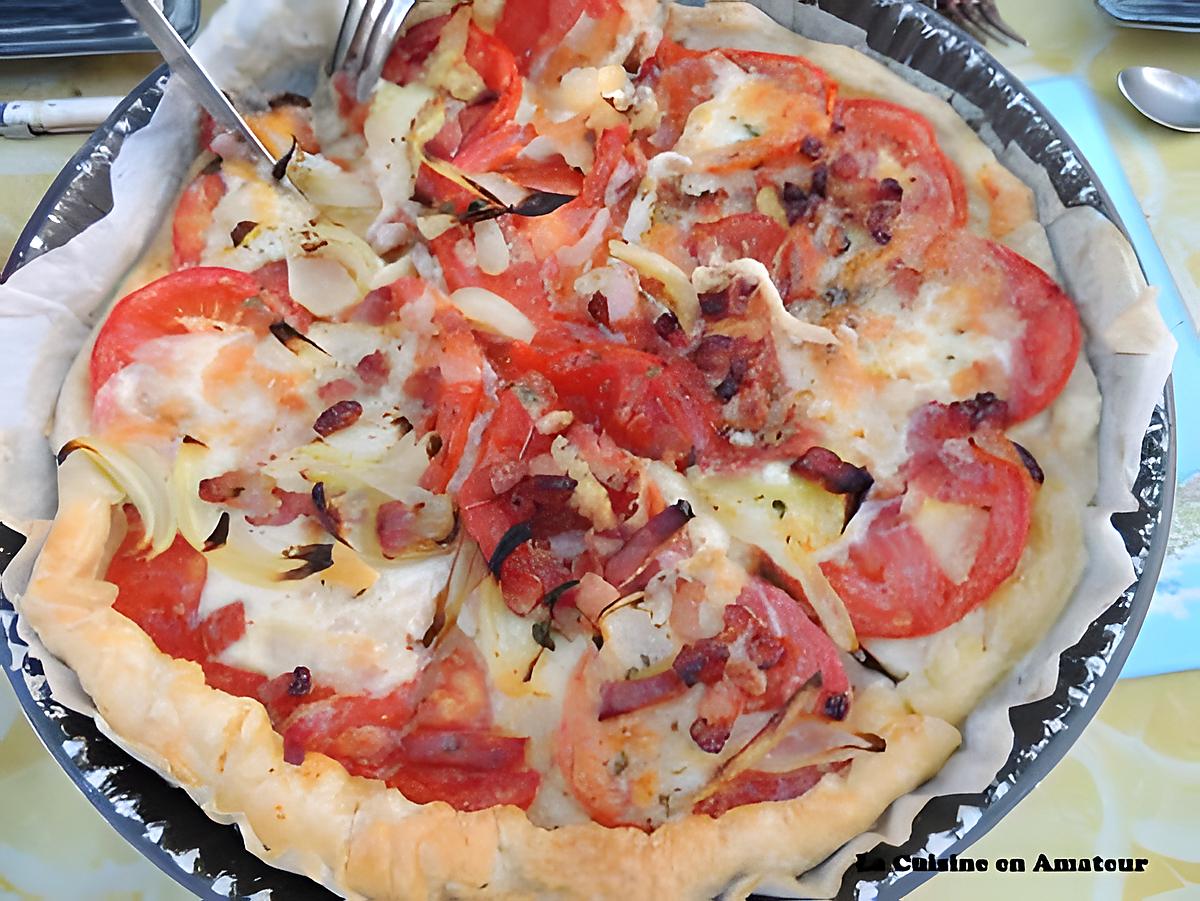 recette Tarte à la tomate, mozzarella, lardons, râpé, oignons